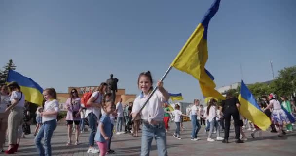 Gyerekek Felemelik Ukrajna Zászlaját Egy Szabad Független Ukrajnáért Ellenség Elleni — Stock videók