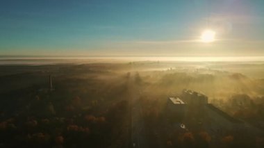 Sonbahar şehri Rivne Ukrayna, Şafak vakti sisli. Hava görüntüsü. Yüksek kalite 4k görüntü
