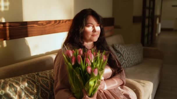 Eine Erwachsene Frau Bekam Einen Strauß Zarter Tulpen Geschenkt — Stockvideo