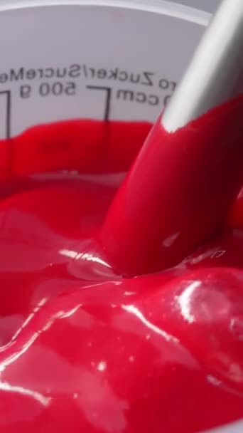 Ζαχαροπλάστης Μαστιγώνει Παχιά Κόκκινη Κρέμα Ένα Μπλέντερ Ένα Κύπελλο Μέτρησης — Αρχείο Βίντεο