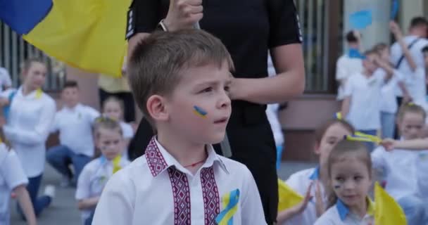 Kinder Urlaub Mit Der Flagge Der Ukraine — Stockvideo