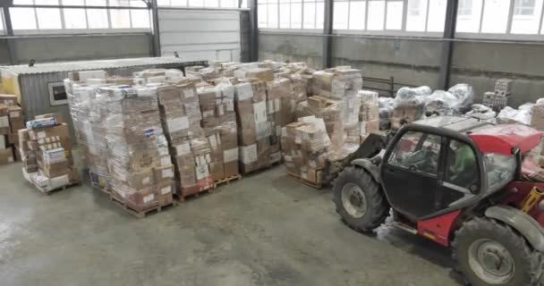 Forklift Truck Transports Wooden Pallets Heavy Boxes Warehouse — Stock Video
