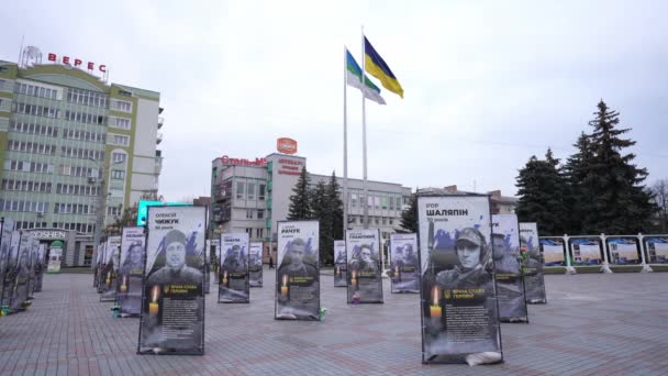 Pamětní Plakáty Padlých Hrdinů Ukrajiny — Stock video