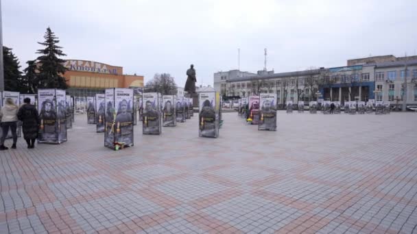Banery Przedstawiające Każdego Poległego Żołnierza Wojnie Przeciwko Ukrainie Wyświetlane Centrum — Wideo stockowe