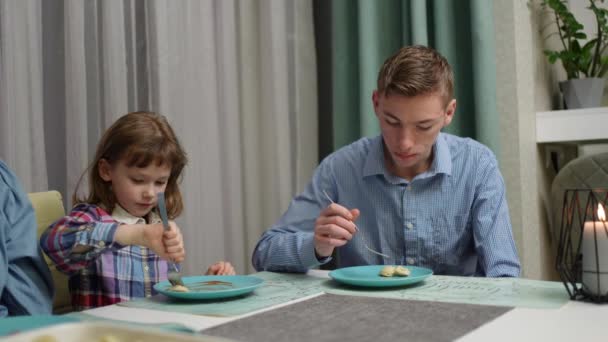 Ein Erwachsener Bruder Und Seine Jüngere Schwester Sitzen Küchentisch Und — Stockvideo