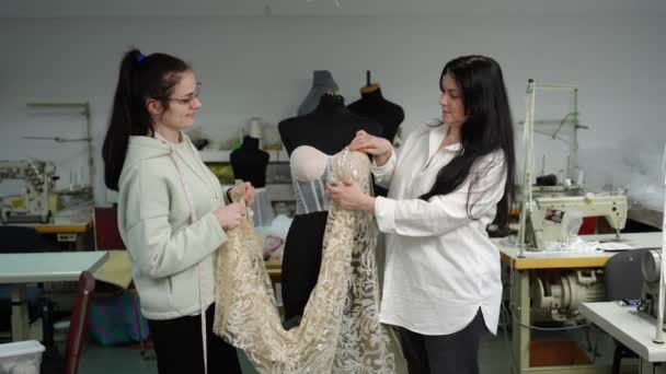 裁缝师和女裁缝把织物固定在模特身上 用针把它固定住 — 图库视频影像