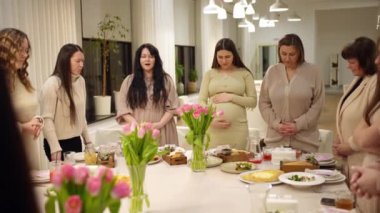 Umut dolu bir grup insan ya da arkadaş Tanrı 'yı sevmek için ona dua ediyor.