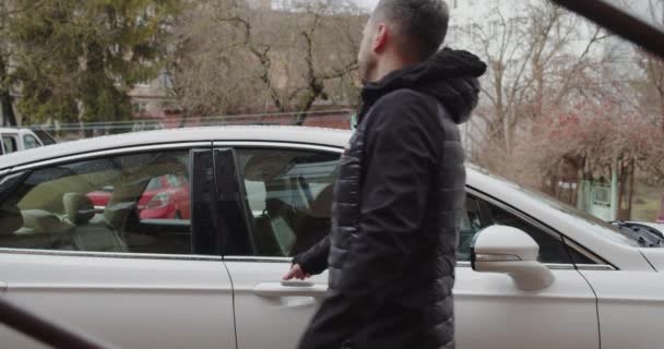 Ένας Άντρας Ανοίγει Την Πόρτα Του Αυτοκινήτου Για Μια Νεαρή — Αρχείο Βίντεο