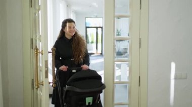 Bebek arabasında bebeği olan bir anne odaya girer, orada neşeyle karşılanır ve bir çocuğun doğumunu kutlanır.