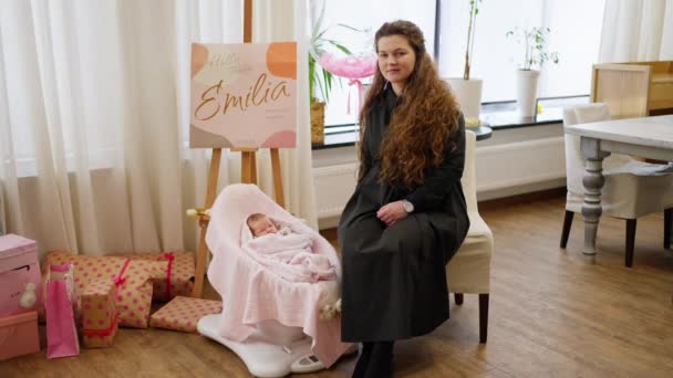 Uma Jovem Mãe Com Bebê Recebeu Muitos Presentes — Vídeo de Stock