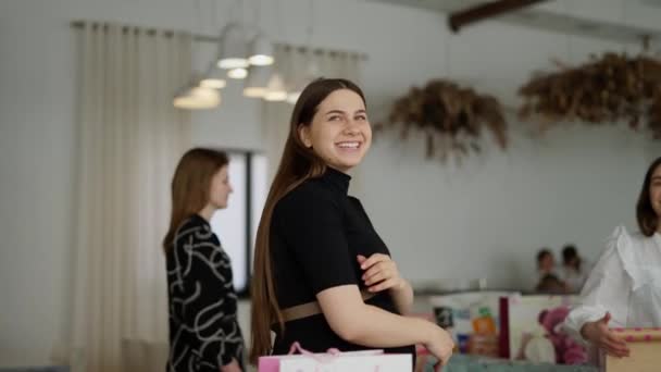 Lokantada Arkadaşlarıyla Doğum Gününü Kutlayan Hamile Bir Kadının Ağır Çekimde — Stok video