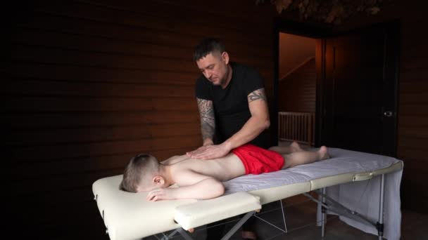 Dziecko Leży Kanapie Profesjonalny Masażysta Daje Relaksujący Masaż — Wideo stockowe