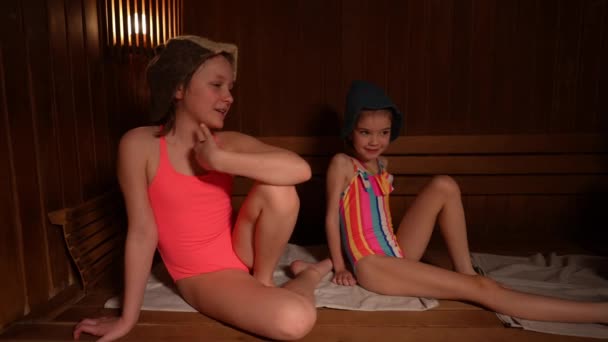 Κορίτσια Χαλαρώνουν Μαζί Μια Ζεστή Ξύλινη Σάουνα — Αρχείο Βίντεο