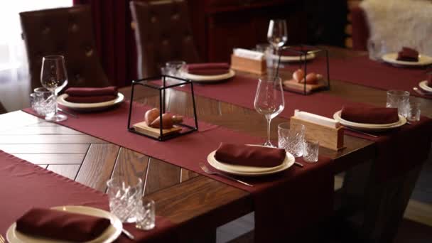 Serveren Van Feestelijke Tafel Decoratie Van Een Bankettafel Een Restaurant — Stockvideo