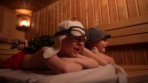 Ein Vater Mit Seinen Söhnen Einem Bad Mit Einem Birkenbesen — Stockvideo