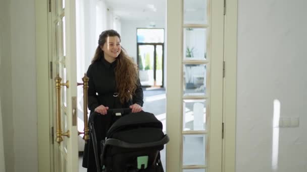 Seorang Ibu Dengan Bayi Kereta Bayi Memasuki Ruangan Mana Dengan — Stok Video
