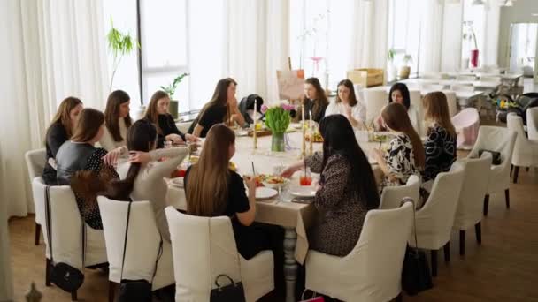 Las Mujeres Sientan Una Mesa Restaurante Comen Deliciosa Comida — Vídeos de Stock