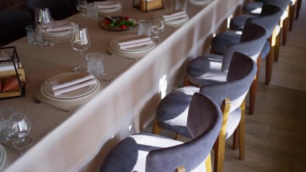 Table Est Dressée Décorée Pour Célébrer Événement Important Dans Restaurant — Video