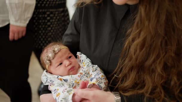 Împușcături Lente Mame Tinere Care Își Țin Bebelușii Brațe Mângâindu — Videoclip de stoc