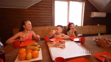 Havuzda yüzdükten sonra hamamda mutlu çocuklar pizza ve meyve sipariş etti.