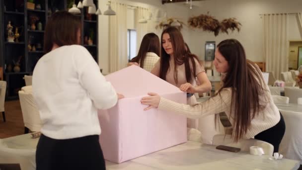 Молоді Жінки Упаковують Подарунок Коробку Щоб Подарувати Другу Ресторані — стокове відео