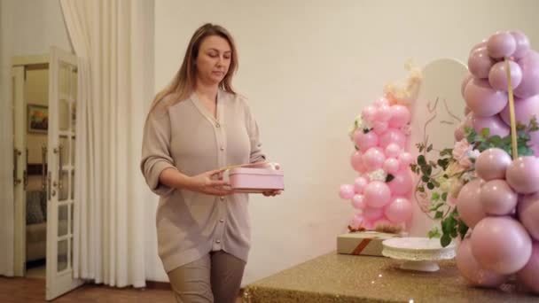 Eine Frau Die Luftballons Die Luft Sprengt Ein Restaurant Für — Stockvideo