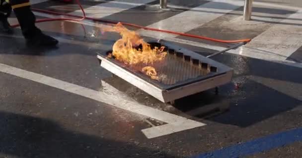 Demonstração Usar Extintor Incêndio Para Apagar Incêndio Ele Começa Enquanto — Vídeo de Stock