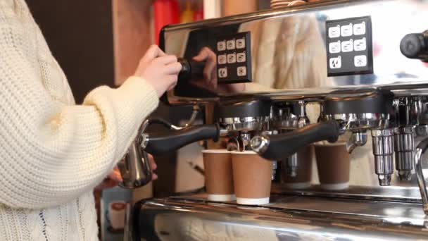 Θηλυκό Μπάρμαν Στο Χώρο Εργασίας Κάνει Καφέ Χρησιμοποιώντας Καφέ Μηχάνημα — Αρχείο Βίντεο