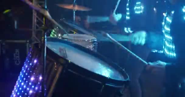 Барабанщики Играют Ударную Музыку Люди Барабанными Палочками Бьют Барабаны Мигают — стоковое видео