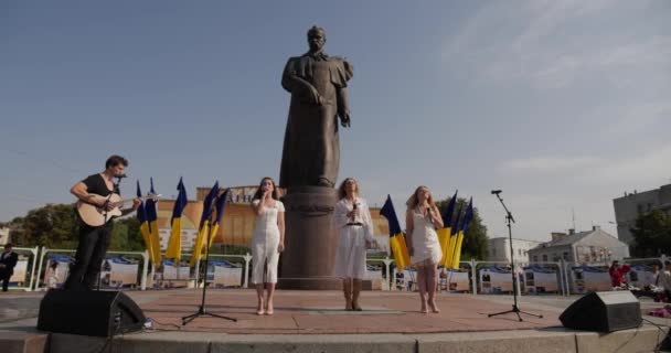 Pouliční Muzikant Hraje Kytaru Dívky Zpívají Písničky Pro Kolemjdoucí — Stock video