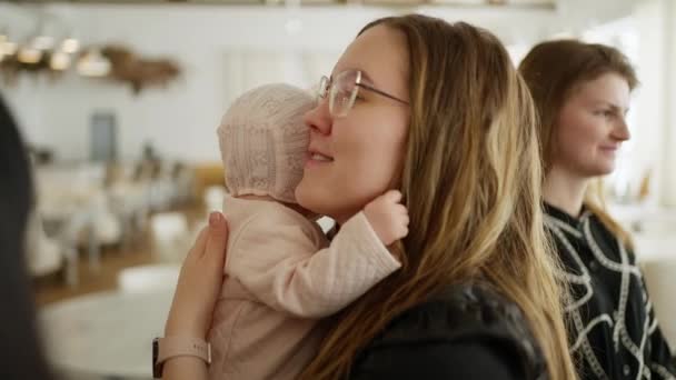 Una Madre Sostiene Bebé Recién Nacido Sus Brazos Habla Con — Vídeos de Stock