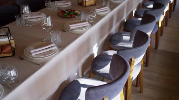 Mesa Está Puesta Decorada Para Celebrar Evento Importante Restaurante — Vídeo de stock