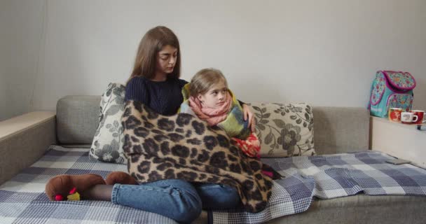 Rodzice Dają Dziecku Lekarstwo Przeziębienie Mierzą Temperaturę — Wideo stockowe