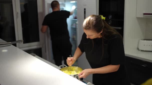 Esposa Prepara Cena Marido Saca Comida Del Refrigerador — Vídeos de Stock