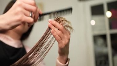 Saç kesimini makasla kapat