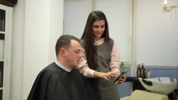 Seorang Pria Dewasa Duduk Kursi Salon Penata Rambut Dan Memilih — Stok Video