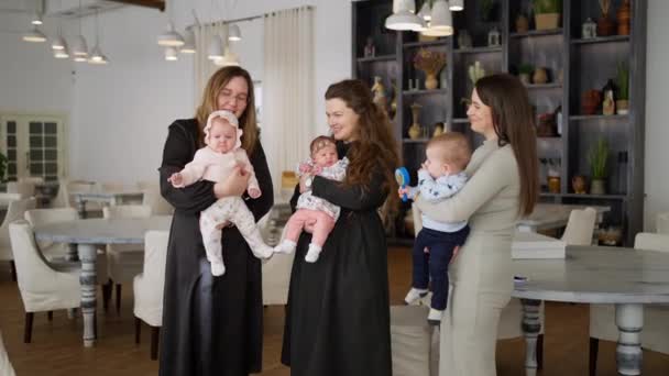 Mütter Mit Babys Trafen Sich Einem Freundschaftlichen Treffen — Stockvideo