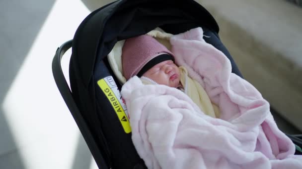 Bebê Recém Nascido Dormindo Cadeira Rodas — Vídeo de Stock