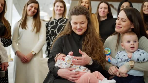 女の子を出産したばかりの幸せな母親を祝福するためにレストランに集まった友人 — ストック動画