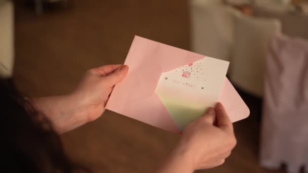 Mãos Mulher Colocam Cartão Melhores Desejos Envelope Verde Para Enviar — Vídeo de Stock