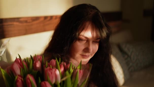 Retrato Uma Bela Mulher Cheirando Delicadas Flores Cor Rosa Reflexo — Vídeo de Stock