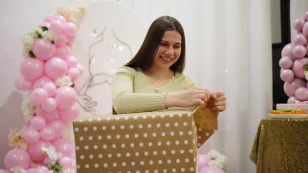 Mulher Segurando Uma Caixa Com Presente Conceito Amor Aniversário Dia — Vídeo de Stock