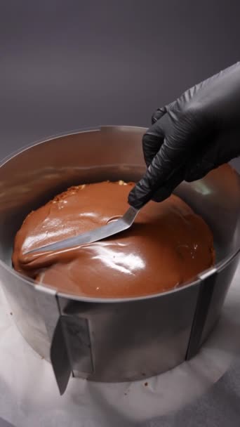 糕点厨师用刀在蛋糕上涂上抹粉状液体巧克力釉来装饰它 巧克力从两边流下来 — 图库视频影像