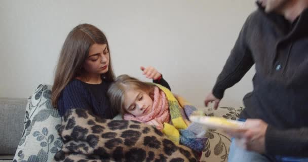 Zorgzame Ouders Behandelen Hun Zieke Kind — Stockvideo