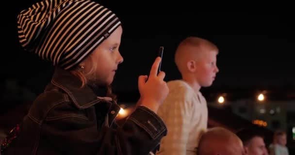 Egy Kislány Apja Vállán Rögzíti Kedvenc Művészének Előadását Telefonján — Stock videók