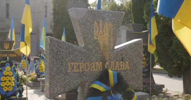 俄罗斯入侵乌克兰期间遇难乌克兰士兵的坟墓 — 图库视频影像