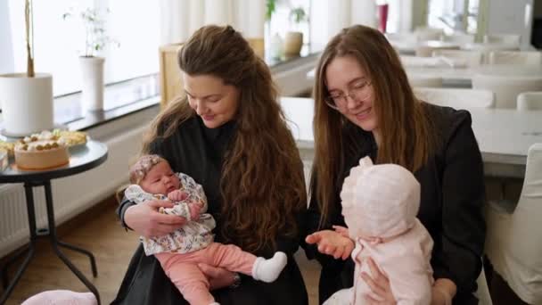 母親と新生児 子供の誕生 母親は生まれたばかりの赤ん坊を抱きしめる 出産後の子どもたちの幸せな瞬間 — ストック動画