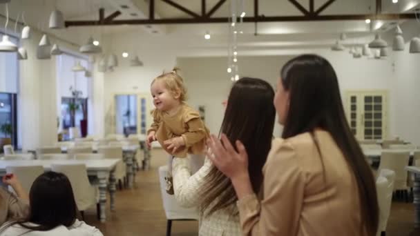 Усміхнена Мама Тримає Маленьку Милу Дочку Дівчинку Насолоджуючись Солодким Ніжним — стокове відео
