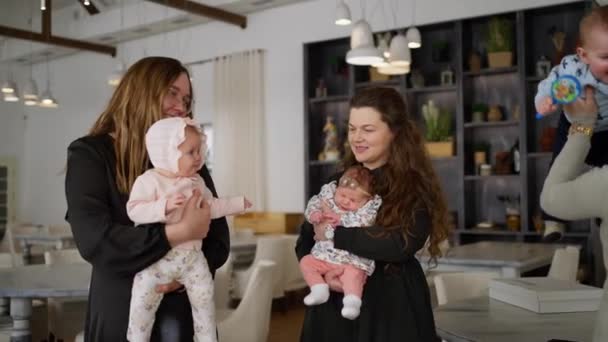 Junge Freundinnen Halten Ihre Babys Arm — Stockvideo