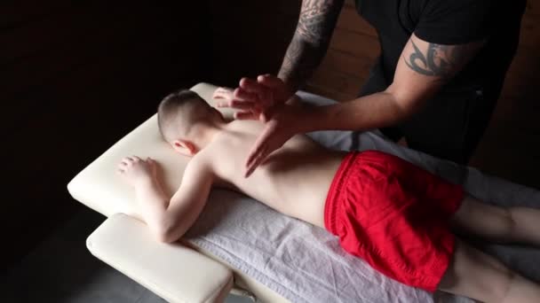 Massage Makro Skydning Uden Ansigt Mandlig Massør Masserer Barn Terapeutisk – Stock-video